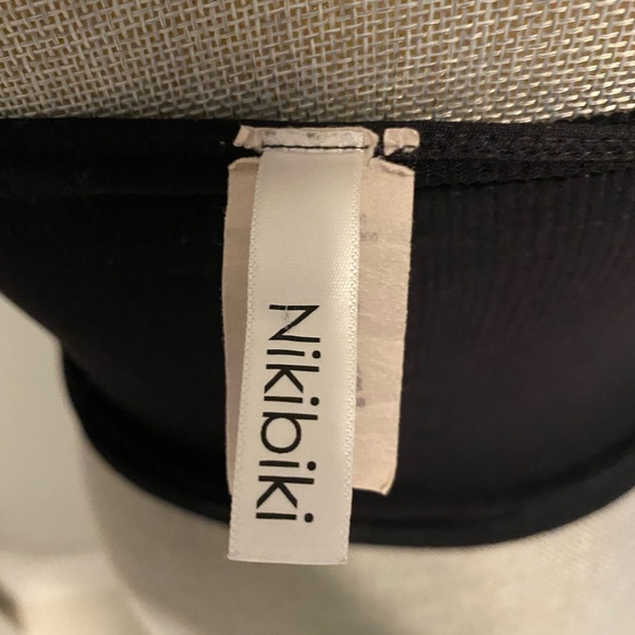 black ribbed soft and elastic, form-fitting cropped cami - Picture 3 of 4